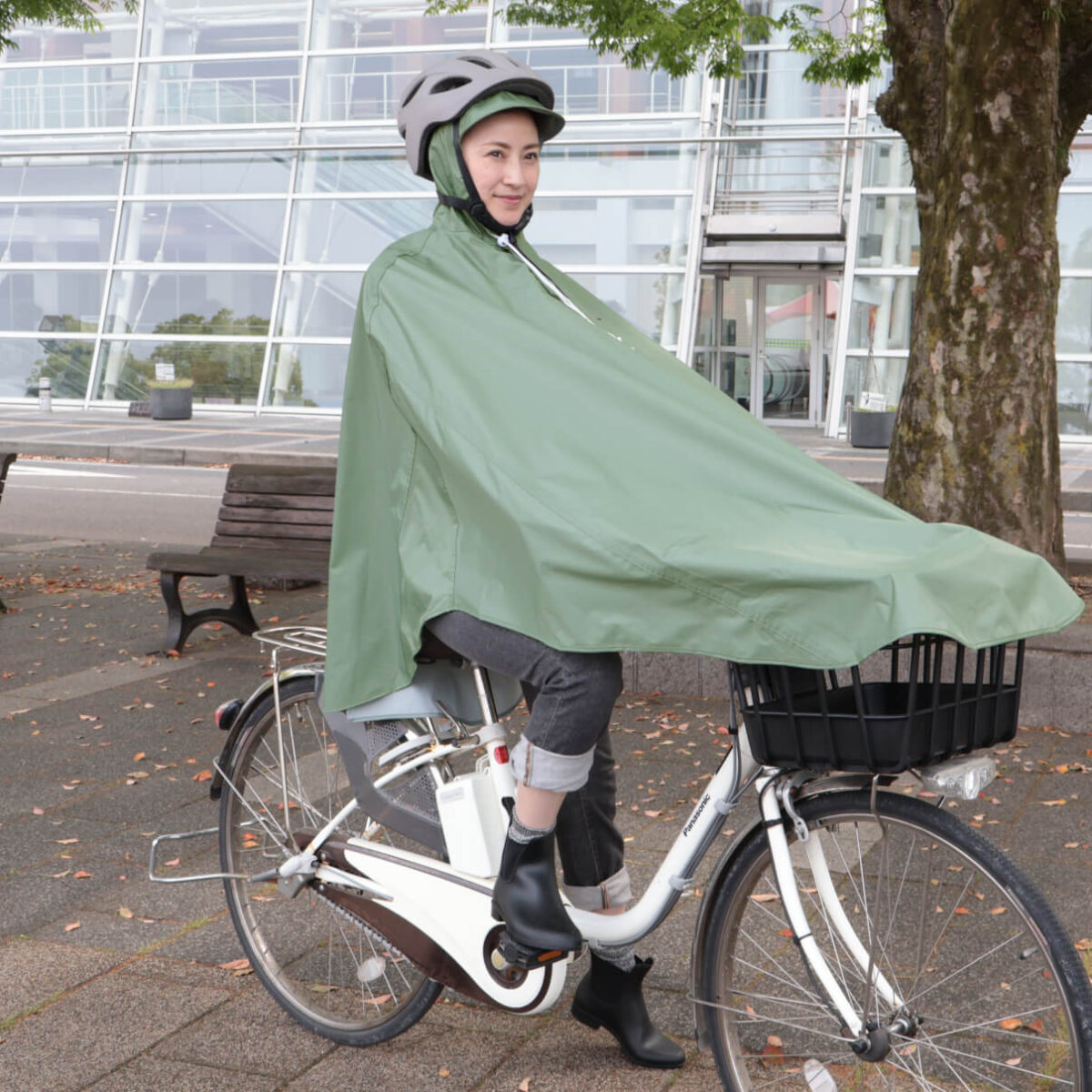 新品タグ付き HERMES 自転車デザイン ハンカチ 箱 ショッパー袋 リボン付 新品タグ付き HERMES 自転車デザイン ハンカチ 箱 ショッパー袋 リボン